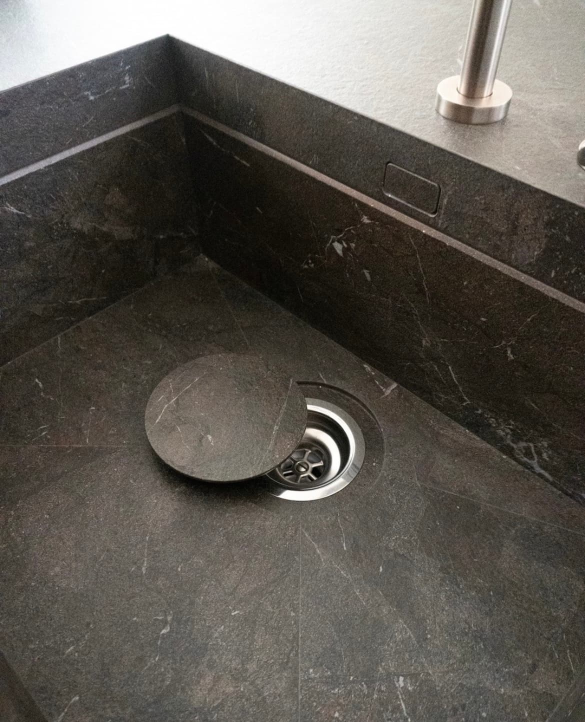 Lavabo de porcelánico artesanal con diseño elegante